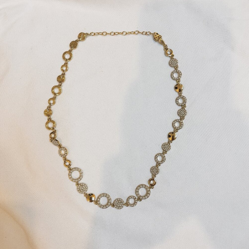 Gold necklace with decorative pearls